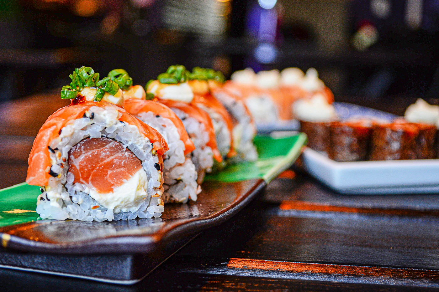 Sushi, pesce e contrasti di colore nella cucina Nami