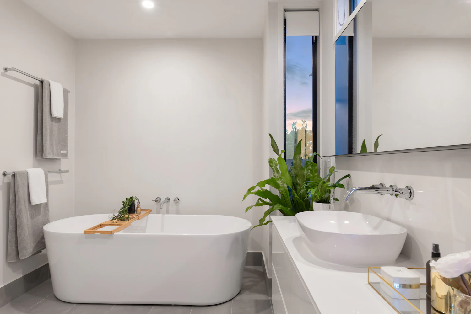 Bagno completo con vasca e lavabo