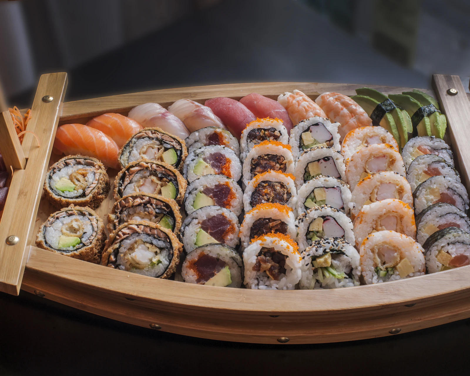 Selezione di sushi e roll da condividere