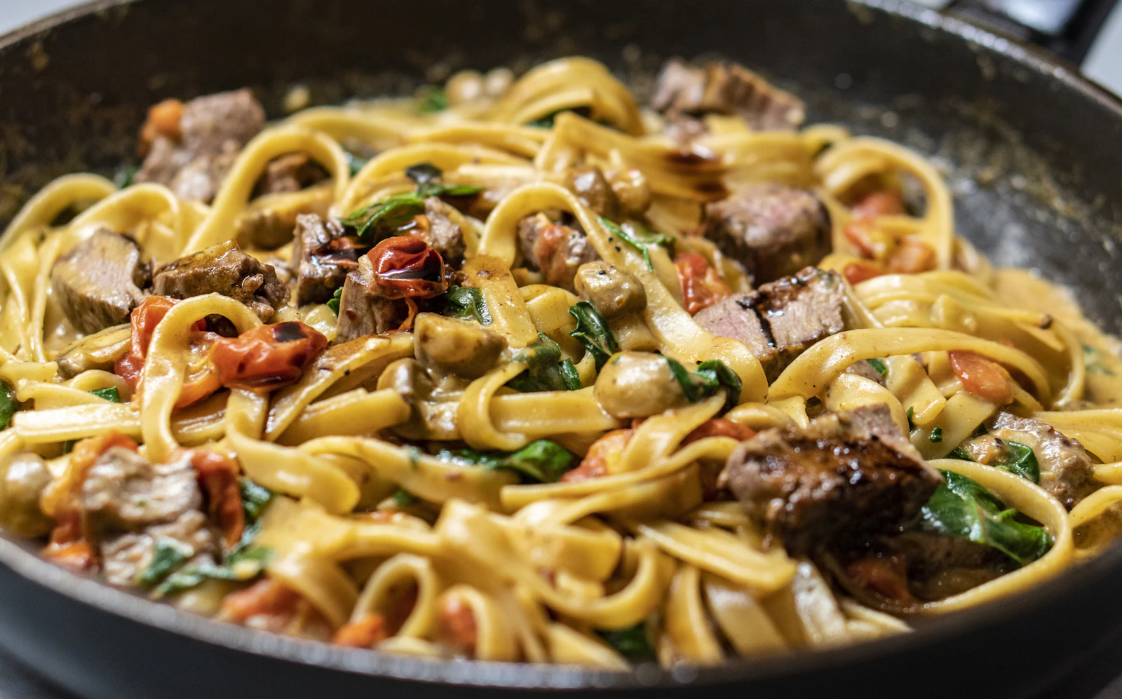 Tagliatelle condite, appena preparate