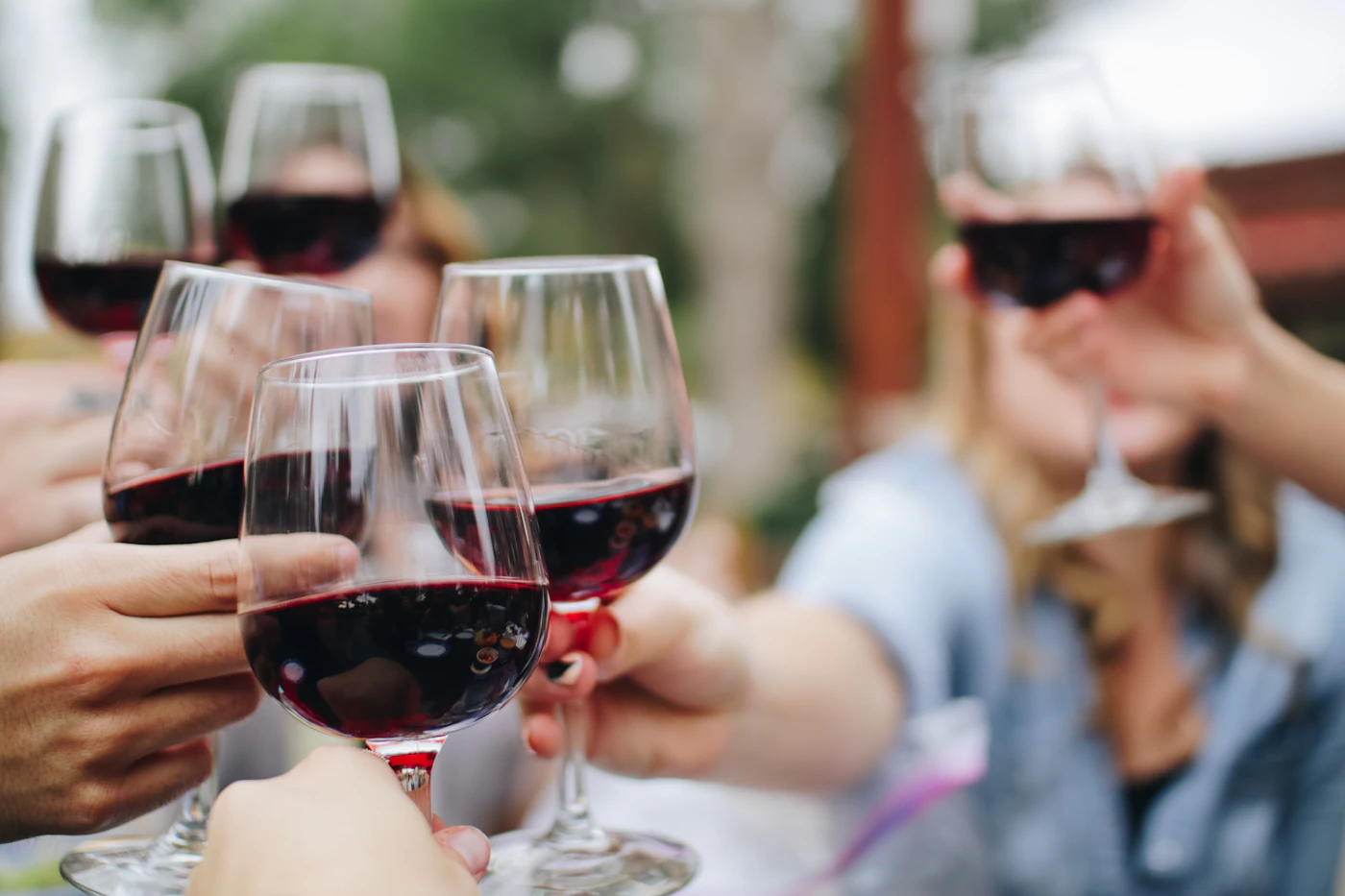 Calici di vino condivisi a tavola